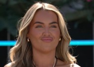 ITV《爱情岛》的萨曼莎·肯尼报复前任乔伊·埃塞克斯，称《TOWIE》明星是“骗子”。