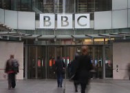 英国广播公司(BBC)新闻频道在收视率暴跌后进行了改组，播出时间被削减了一半