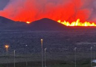 冰岛火山爆发，喷出熔岩